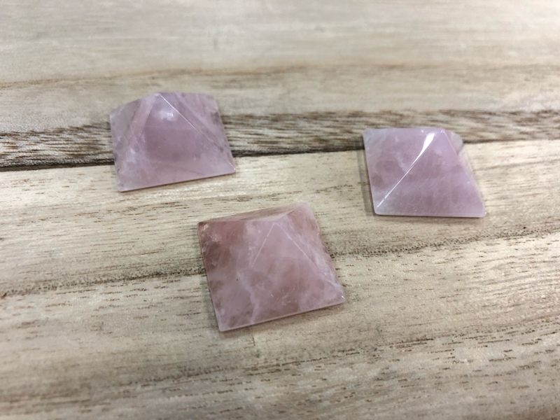 Pirámide Cuarzo Rosa base 2.5 cm aprox